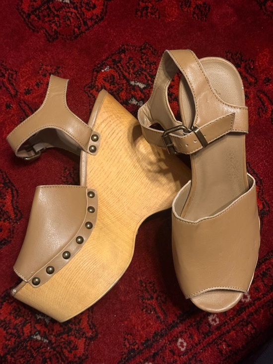 Shoes - Women's Tan Leather Platform Sandals with Stud Detail